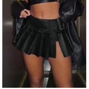 SHEIN Black Pleated Mini Skirt